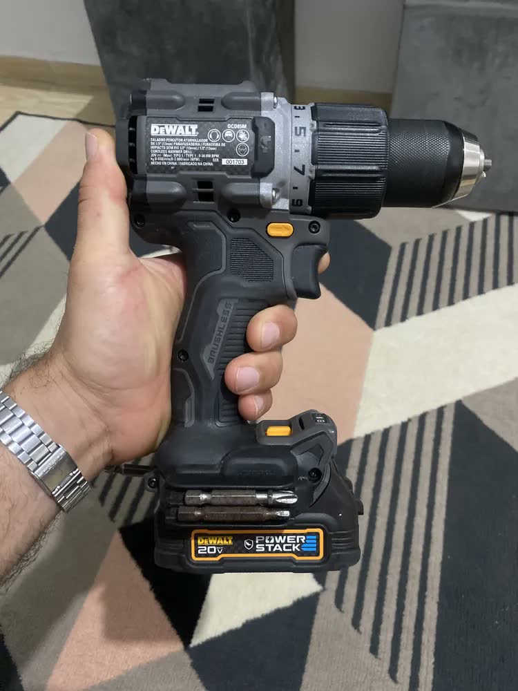 foto de Parafusadeira e Furadeira 13mm DEWALT x McLAREN + Parafusadeira de Impacto 6,35 mm DCK200ME2GT Edição Limitada