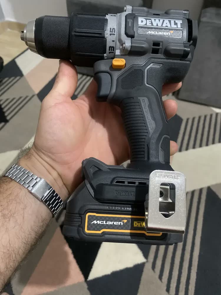 foto de Parafusadeira e Furadeira 13mm DEWALT x McLAREN + Parafusadeira de Impacto 6,35 mm DCK200ME2GT Edição Limitada