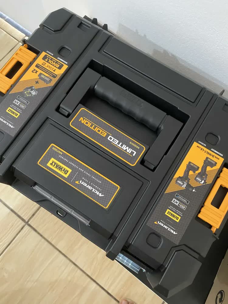 foto de Parafusadeira e Furadeira 13mm DEWALT x McLAREN + Parafusadeira de Impacto 6,35 mm DCK200ME2GT Edição Limitada