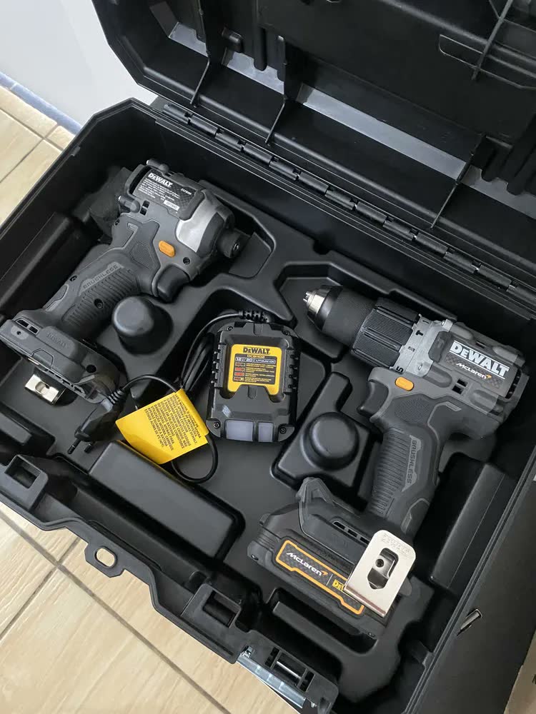 foto de Parafusadeira e Furadeira 13mm DEWALT x McLAREN + Parafusadeira de Impacto 6,35 mm DCK200ME2GT Edição Limitada