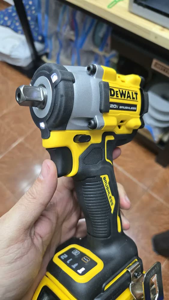 foto de Chave De Impacto 1/2 Dewalt DCF922B-B3 20v Brushless Atomic Nf