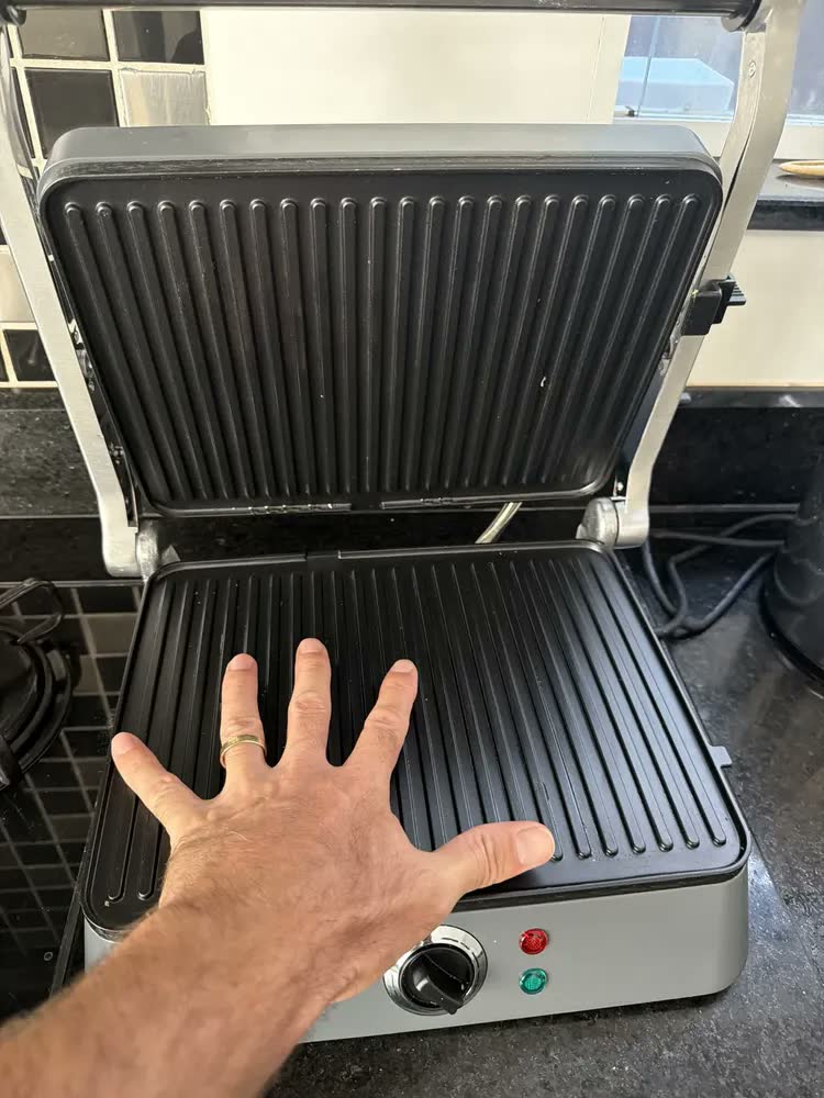 foto de Sanduicheira Grill Elétrica Black+Decker Gourmand G1400 180° com Chapas Antiaderentes