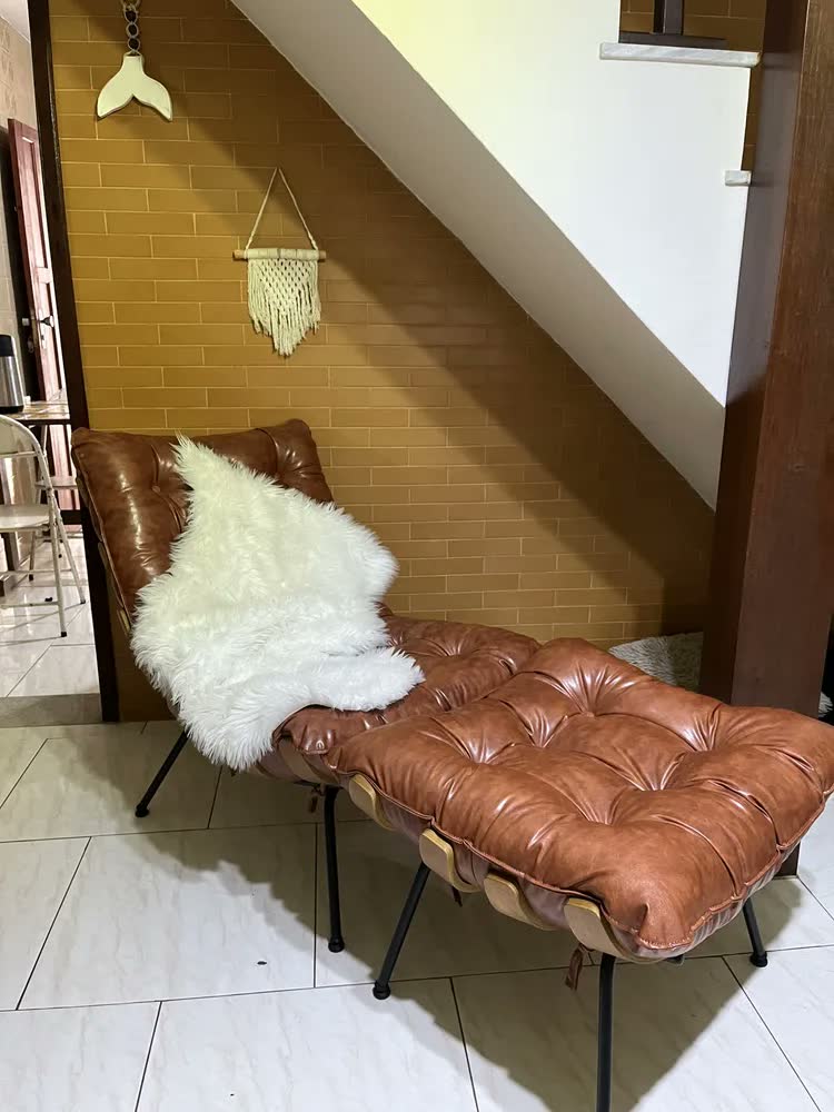 foto de Kit Poltrona Costela Com Puff Para Sala Couríssimo Nozes