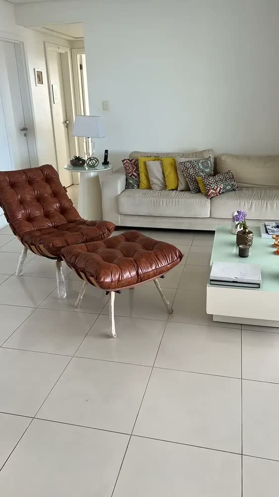 foto de Kit Poltrona Costela Com Puff Para Sala Couríssimo Nozes