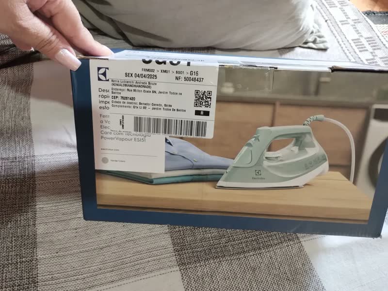 foto de Ferro de Passar Seco e vapor Electrolux base cerâmica Glissium vapor vertical extra alta capacidade 1500W Cabo 1.80m ESI50