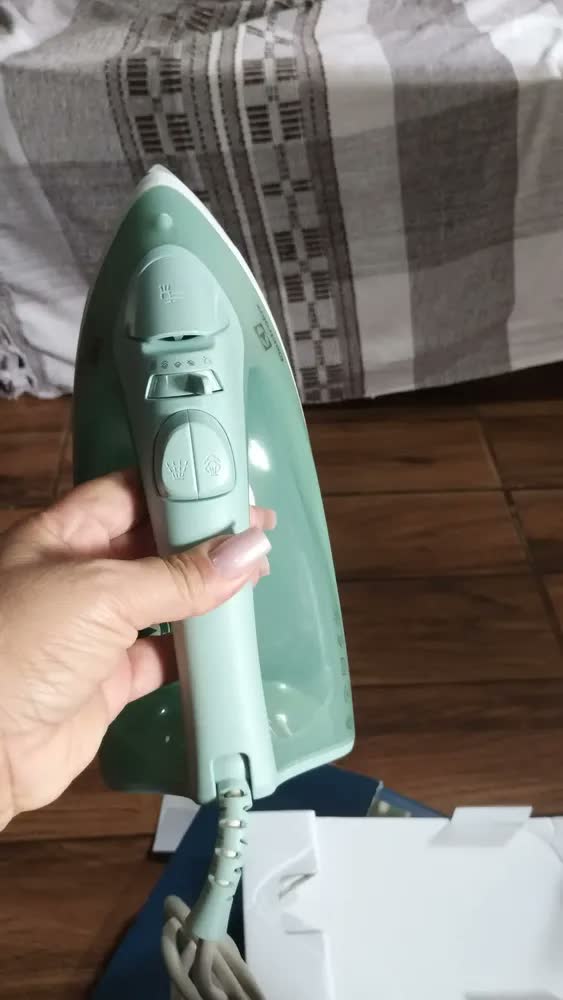 foto de Ferro de Passar Seco e vapor Electrolux base cerâmica Glissium vapor vertical extra alta capacidade 1500W Cabo 1.80m ESI50