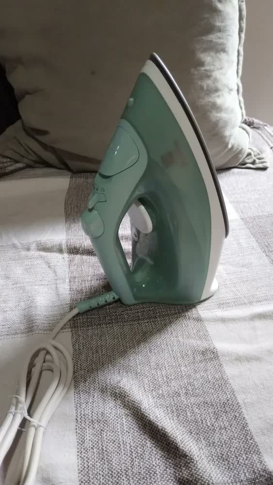 foto de Ferro de Passar Seco e vapor Electrolux base cerâmica Glissium vapor vertical extra alta capacidade 1500W Cabo 1.80m ESI50
