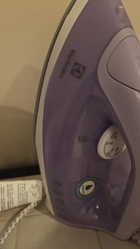 foto de Ferro de Passar Seco e vapor Electrolux base cerâmica Glissium vapor vertical extra alta capacidade 1500W Cabo 1.80m ESI50