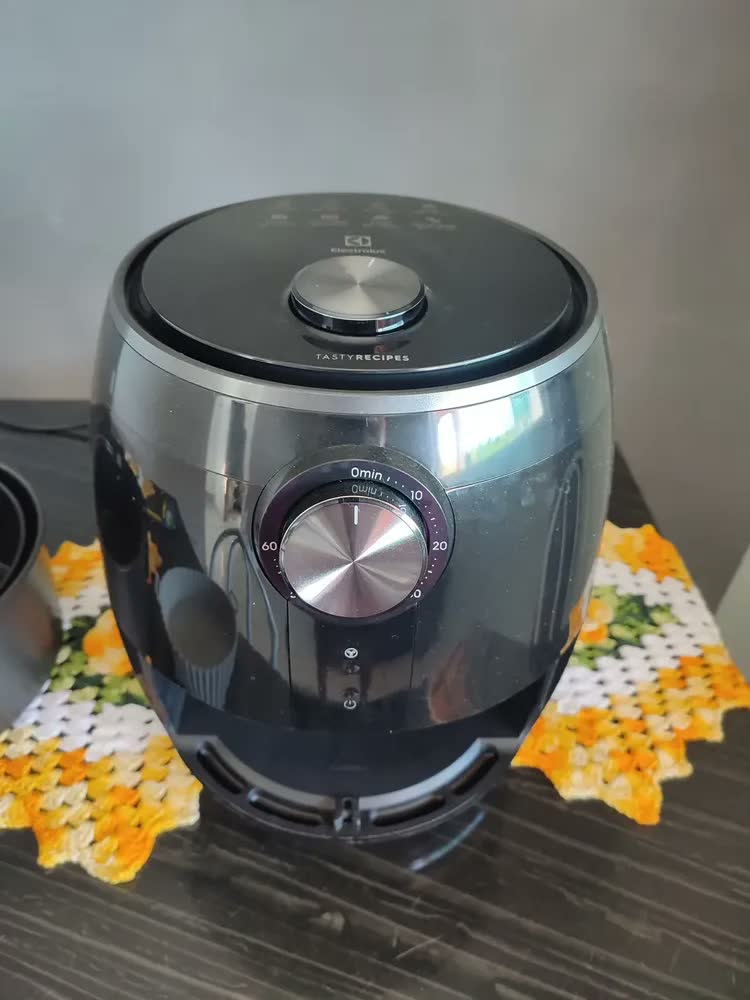 foto de Air Fryer Electrolux 3,2L Preta Efficient com Timer 1400W por Rita Lobo EAF15 - 127V