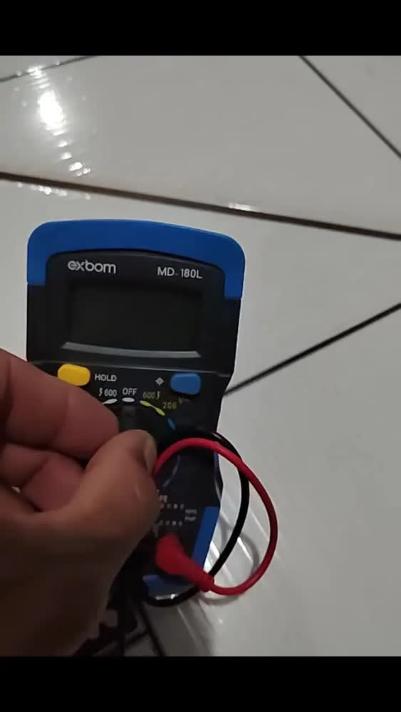 foto de Multímetro Digital Exbom MD-180L com Display Iluminado e Caneta Teste