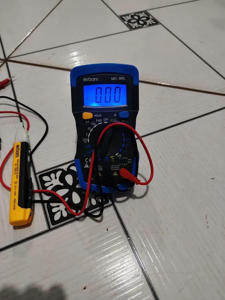 foto de Multímetro Digital Exbom MD-180L com Display Iluminado e Caneta Teste