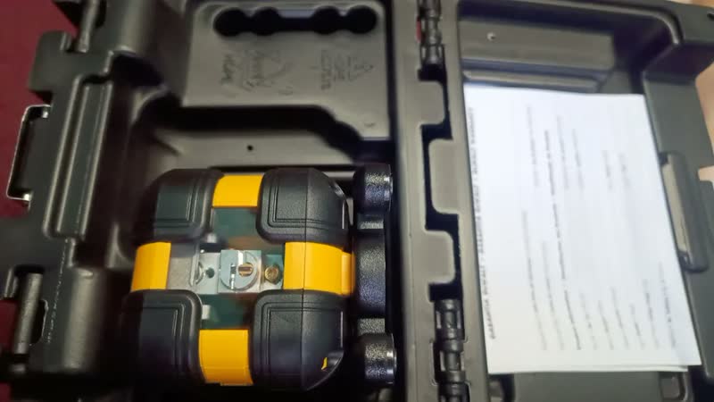 foto de Nível a Laser Dewalt Linhas Vermelhas Modelo DW08802 Até 12m com Maleta de Ferramentas