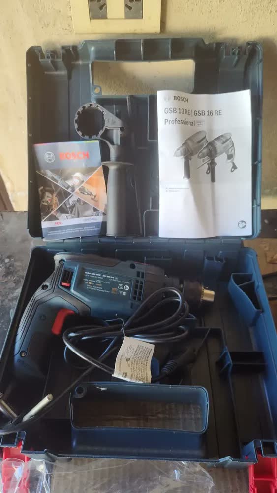 foto de Furadeira martelete parafusadeira elétrica de 13mm Bosch GSB 16 RE 850W + acessório com maleta de transporte