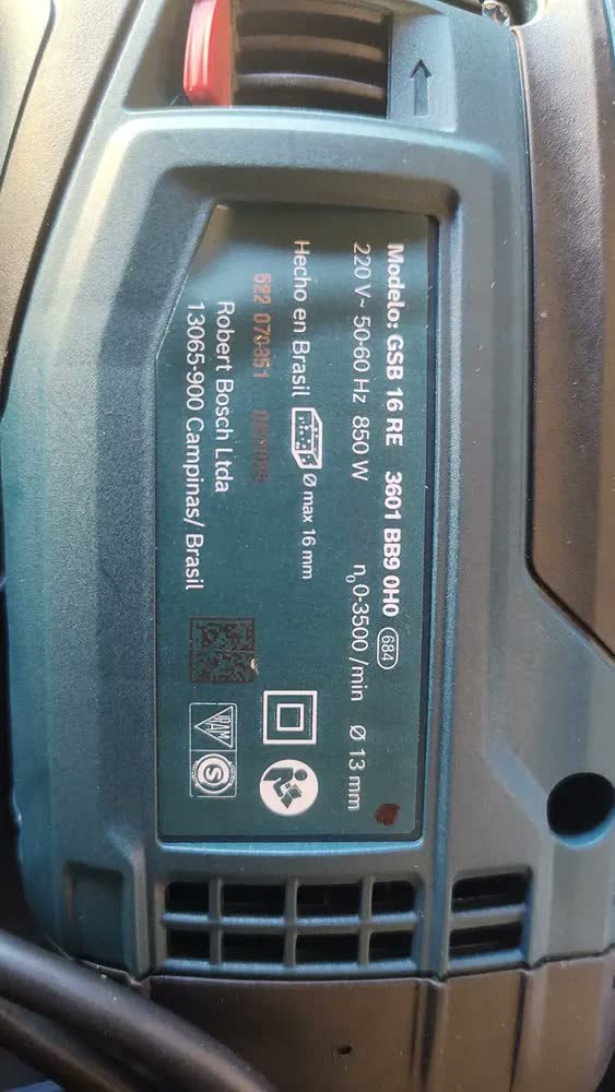 foto de Furadeira martelete parafusadeira elétrica de 13mm Bosch GSB 16 RE 850W + acessório com maleta de transporte