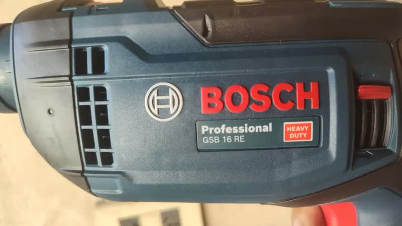 foto de Furadeira martelete parafusadeira elétrica de 13mm Bosch GSB 16 RE 850W + acessório com maleta de transporte