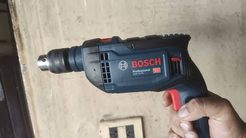 foto de Furadeira martelete parafusadeira elétrica de 13mm Bosch GSB 16 RE 850W + acessório com maleta de transporte