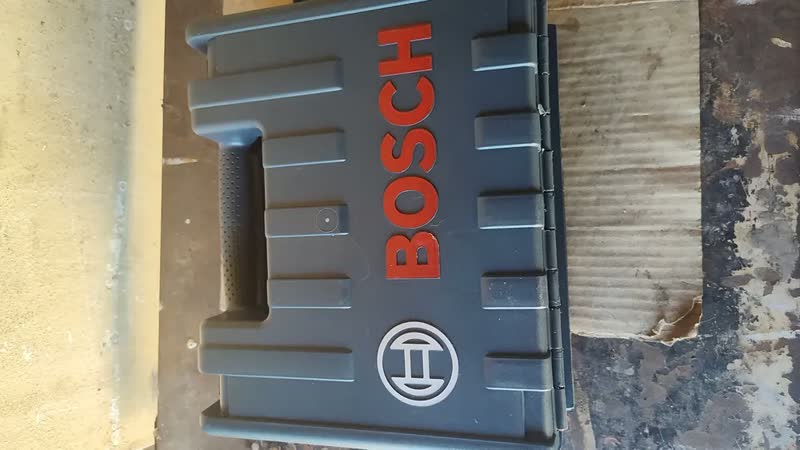 foto de Furadeira martelete parafusadeira elétrica de 13mm Bosch GSB 16 RE 850W + acessório com maleta de transporte