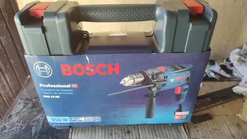 foto de Furadeira martelete parafusadeira elétrica de 13mm Bosch GSB 16 RE 850W + acessório com maleta de transporte
