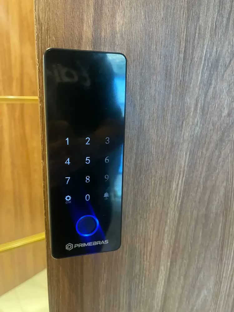 foto de Fechadura Digital Biométrica Primebras Athenas Porta Madeira Preto