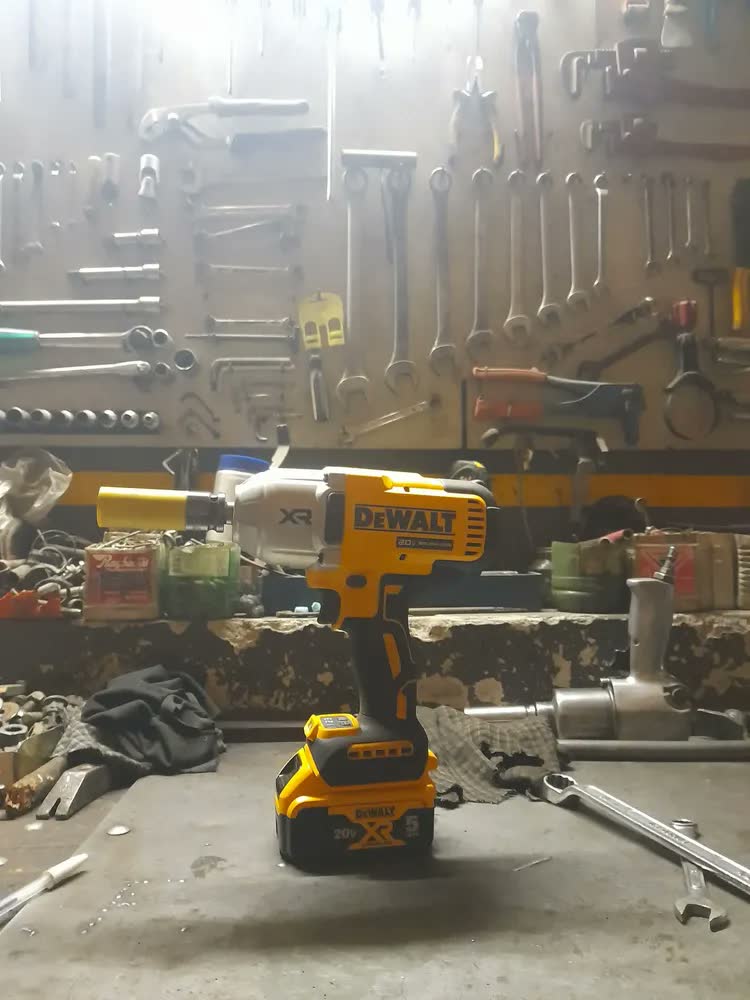 foto de Chave de Impacto de 13mm Dewalt Modelo DCF900B Aperto Máximo de 1396Nm