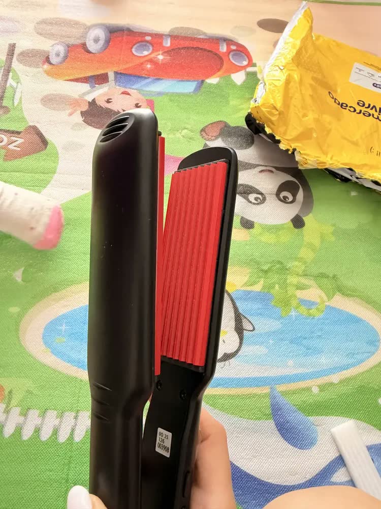 foto de Chapinha Frizz Taiff Cabelo Ondulado E Com Vol 230ºc Bivolt