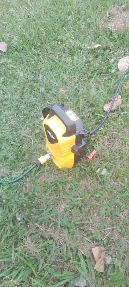 foto de Lavadora De Alta Pressão Vonder Leve Lav 1300 90bar - Cor Amarelo-Preto Frequência 60 Hz