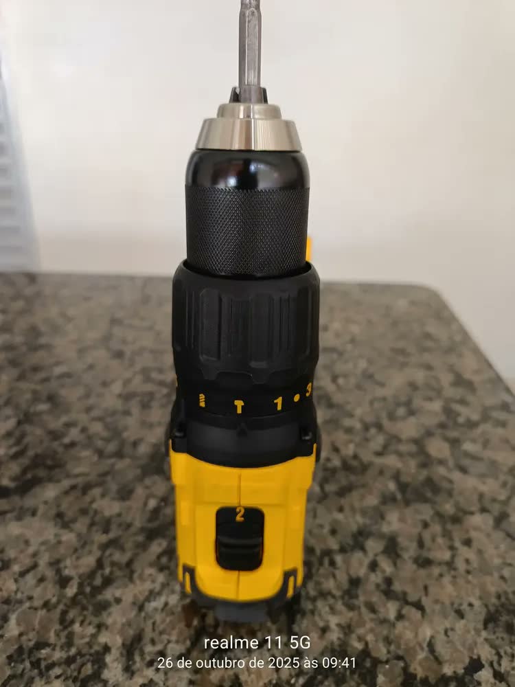 foto de Furadeira e Parafusadeira à Bateria Dewalt Modelo DCD7781D2 2 Baterias e 1 Carregador 20V
