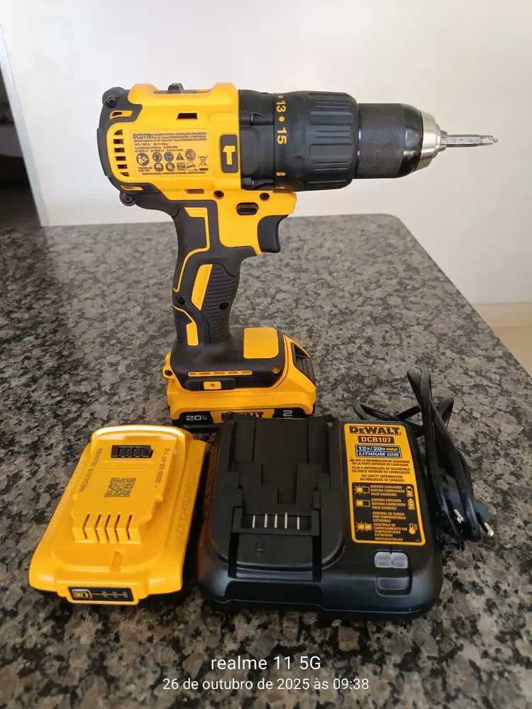 foto de Furadeira e Parafusadeira à Bateria Dewalt Modelo DCD7781D2 2 Baterias e 1 Carregador 20V