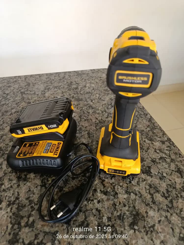 foto de Furadeira e Parafusadeira à Bateria Dewalt Modelo DCD7781D2 2 Baterias e 1 Carregador 20V