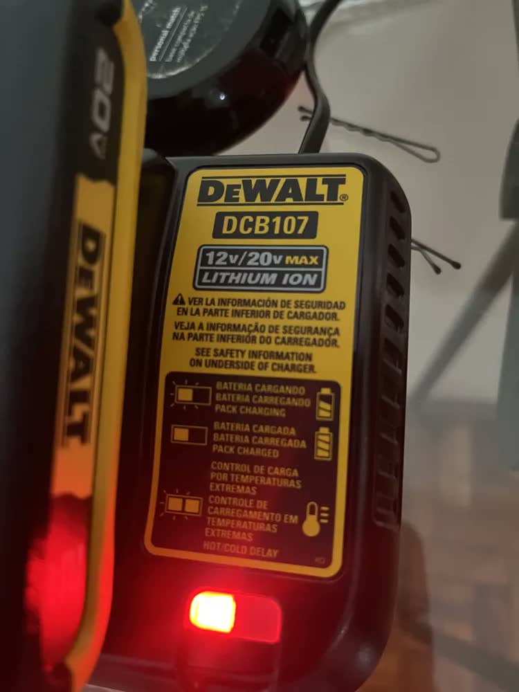 foto de Furadeira e Parafusadeira à Bateria Dewalt Modelo DCD7781D2 2 Baterias e 1 Carregador 20V