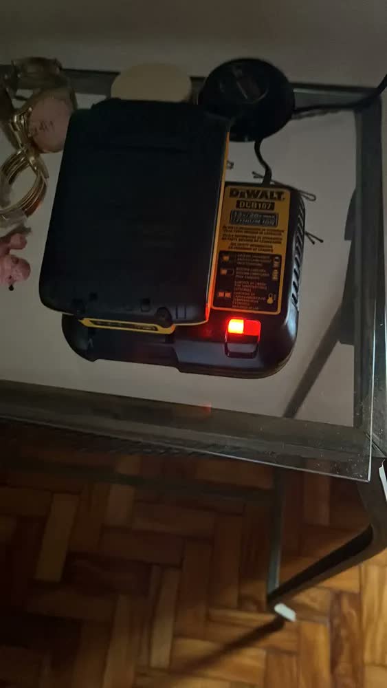 foto de Furadeira e Parafusadeira à Bateria Dewalt Modelo DCD7781D2 2 Baterias e 1 Carregador 20V