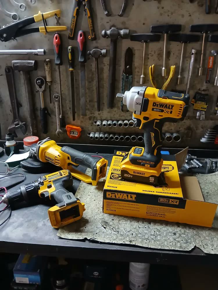 foto de Chave De Impacto Dewalt DCF892B-B3 1/2 20V Brushless Sem Bateria