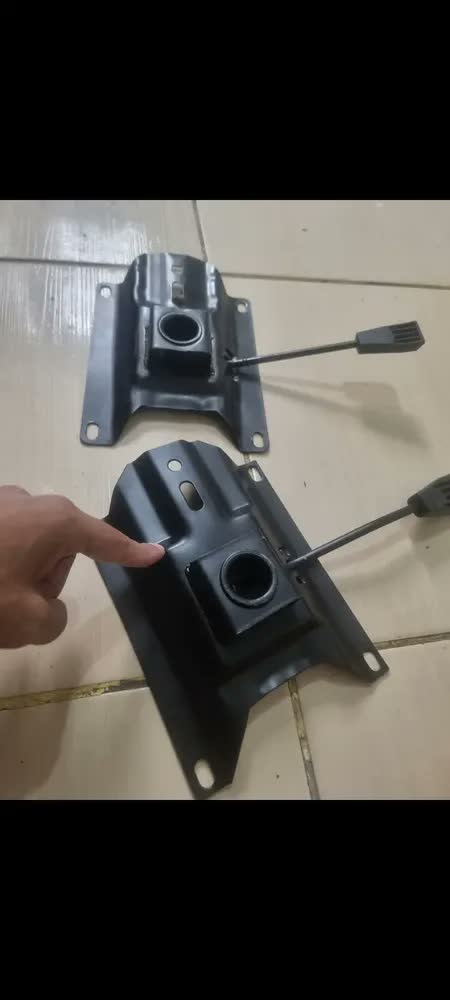 foto de Flange Escritex para Cadeira Escritório Begônia 17x14,5 Aço Inox Preta
