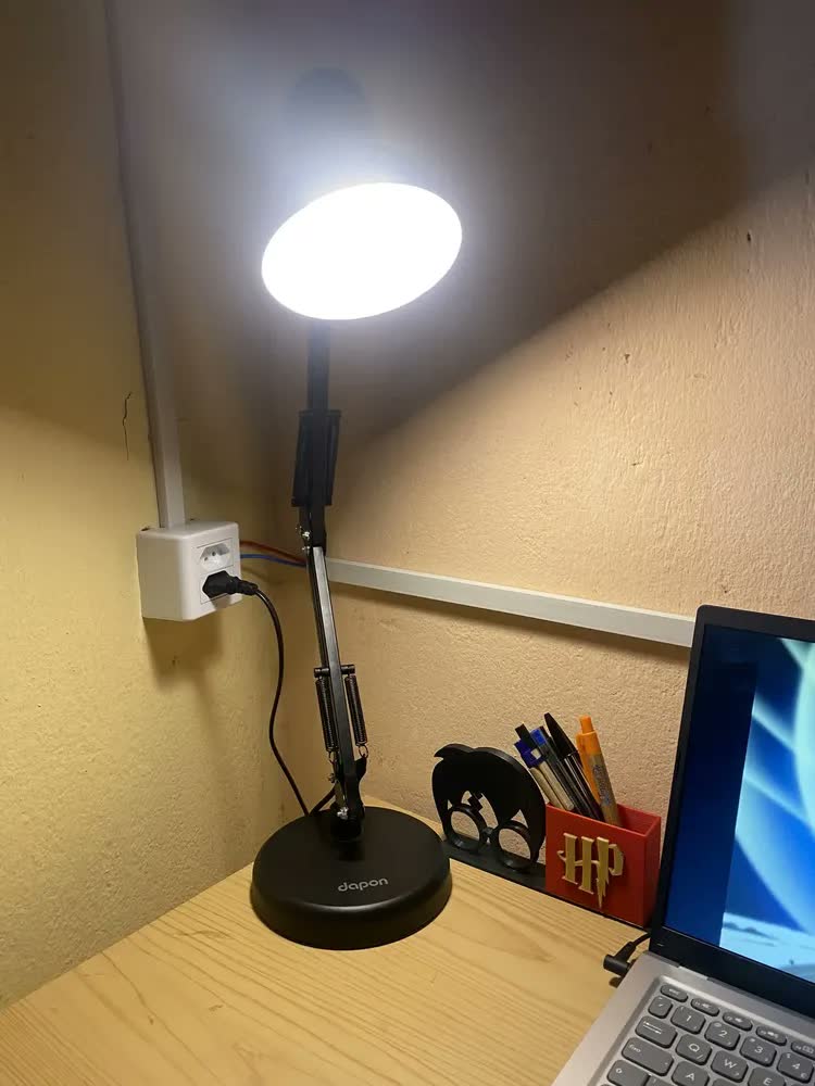 foto de Luminária De Mesa Dapon AT-1002 Articulada Abajur Modelo Pixar Com Base e Garra Cor Branca
