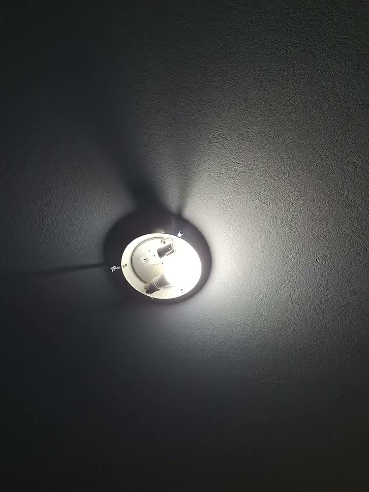 foto de Lâmpada Inteligente Aitek Alpha-800 RGB 9W 810 Lumens Wi-Fi Alexa E27