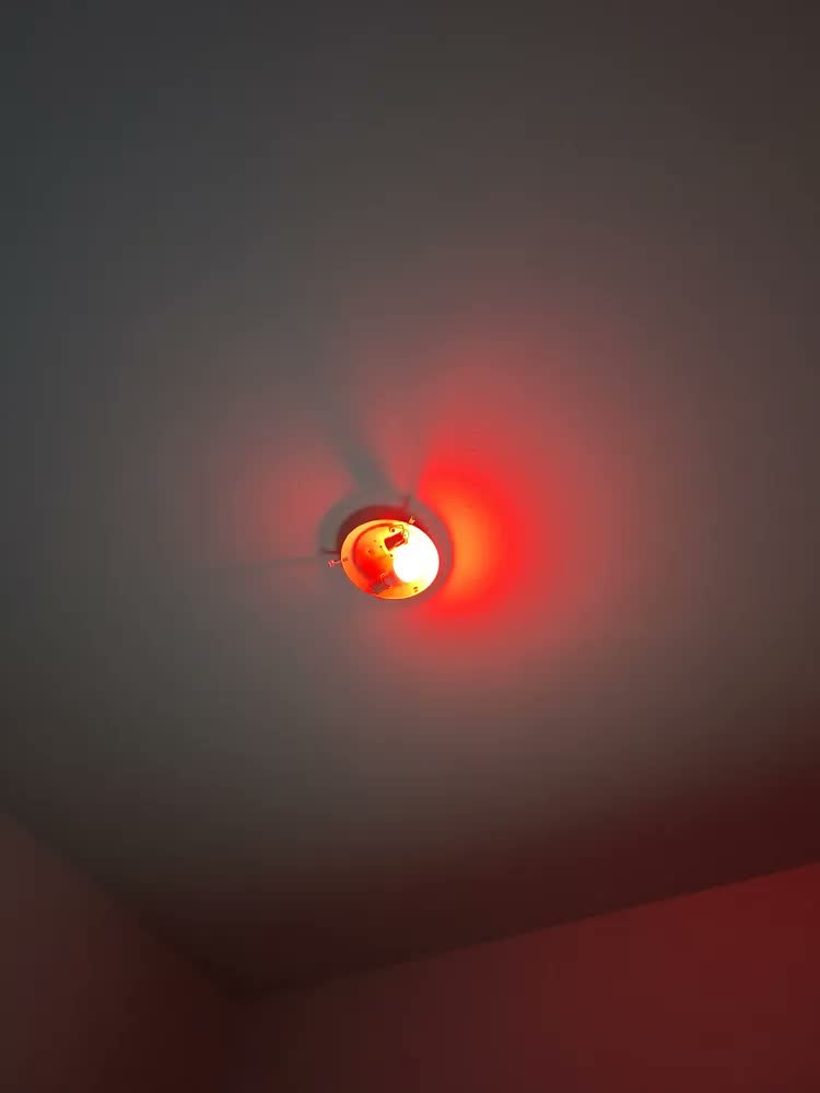 foto de Lâmpada Inteligente Aitek Alpha-800 RGB 9W 810 Lumens Wi-Fi Alexa E27