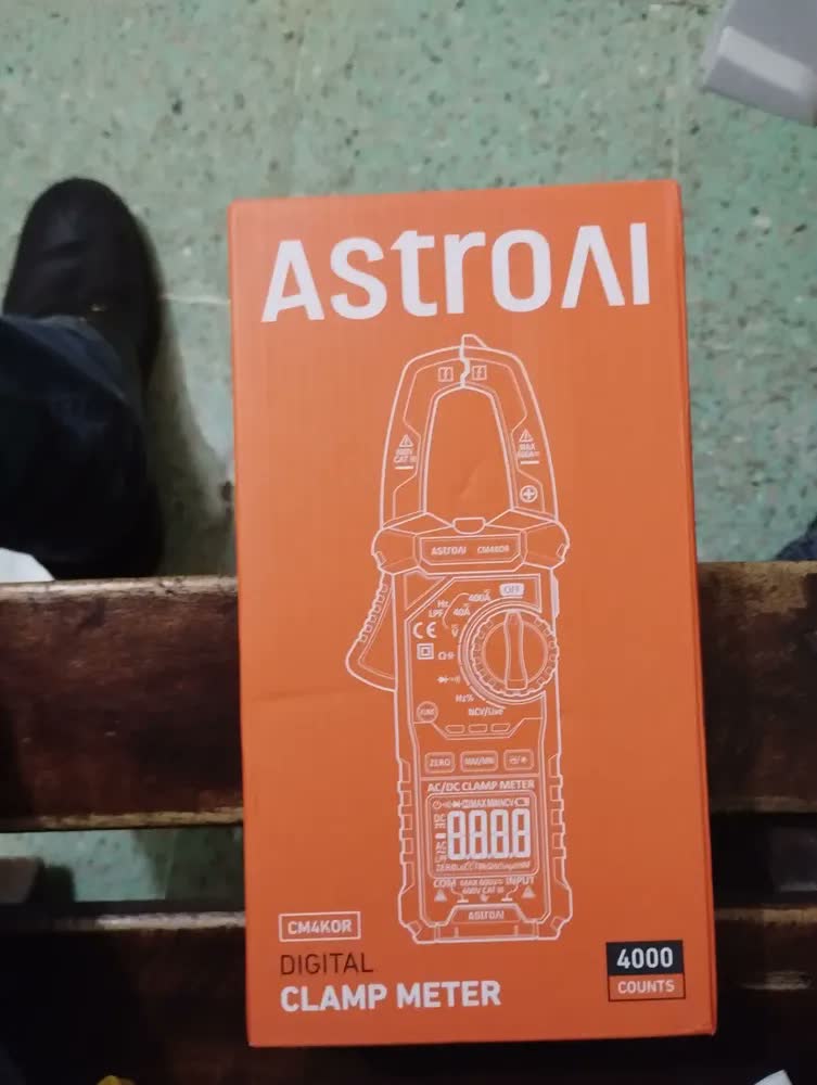 foto de Multímetro digital com pinça AstroAI de 4000 contagens,com seleção automática de faixa,para medição de tensão e corrente CA/CC,resistência,capacitância,frequência,continuidade