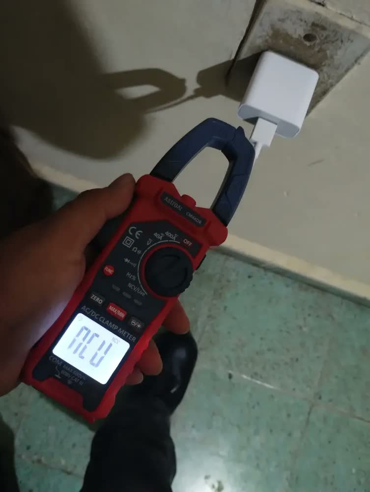 foto de Multímetro digital com pinça AstroAI de 4000 contagens,com seleção automática de faixa,para medição de tensão e corrente CA/CC,resistência,capacitância,frequência,continuidade