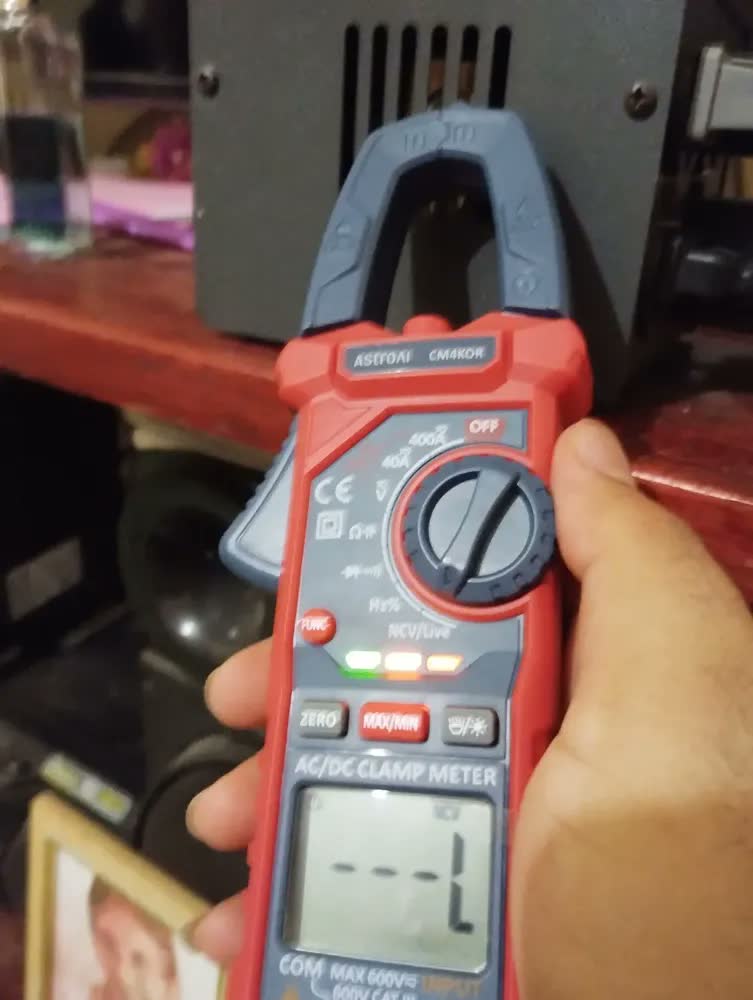 foto de Multímetro digital com pinça AstroAI de 4000 contagens,com seleção automática de faixa,para medição de tensão e corrente CA/CC,resistência,capacitância,frequência,continuidade