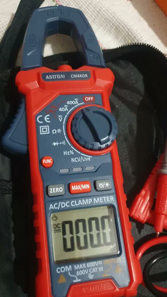 foto de Multímetro digital com pinça AstroAI de 4000 contagens,com seleção automática de faixa,para medição de tensão e corrente CA/CC,resistência,capacitância,frequência,continuidade