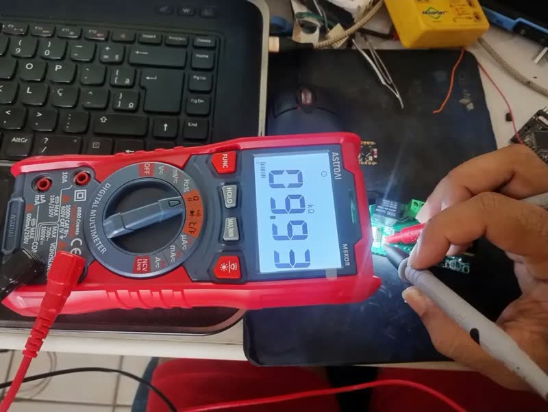 foto de Multímetro digital profissional AstroAI,TRMS 6000,testador de tensão com seleção automática de faixa,voltímetro para medição de tensão CA/CC,corrente,capacitância,resistência,frequência,temperatura