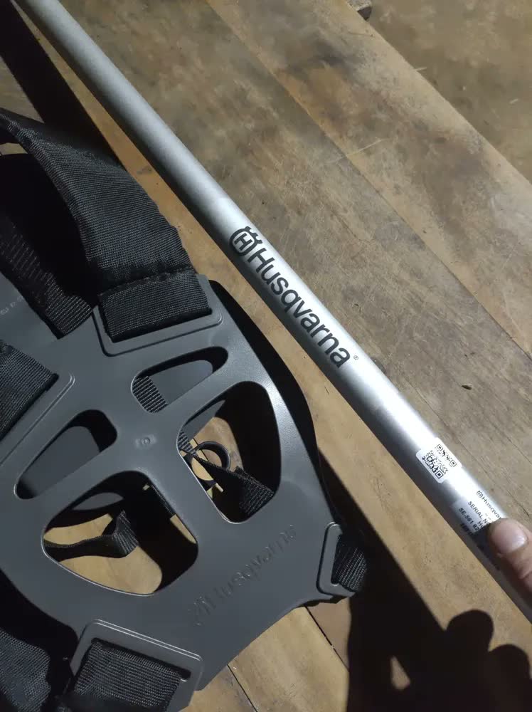 foto de Roçadeira Husqvarna 143RS 41,5cc 2T Gasolina Profissional Lateral Com Cabeçote De Nylon Faca 2 Pontas E Cinturão