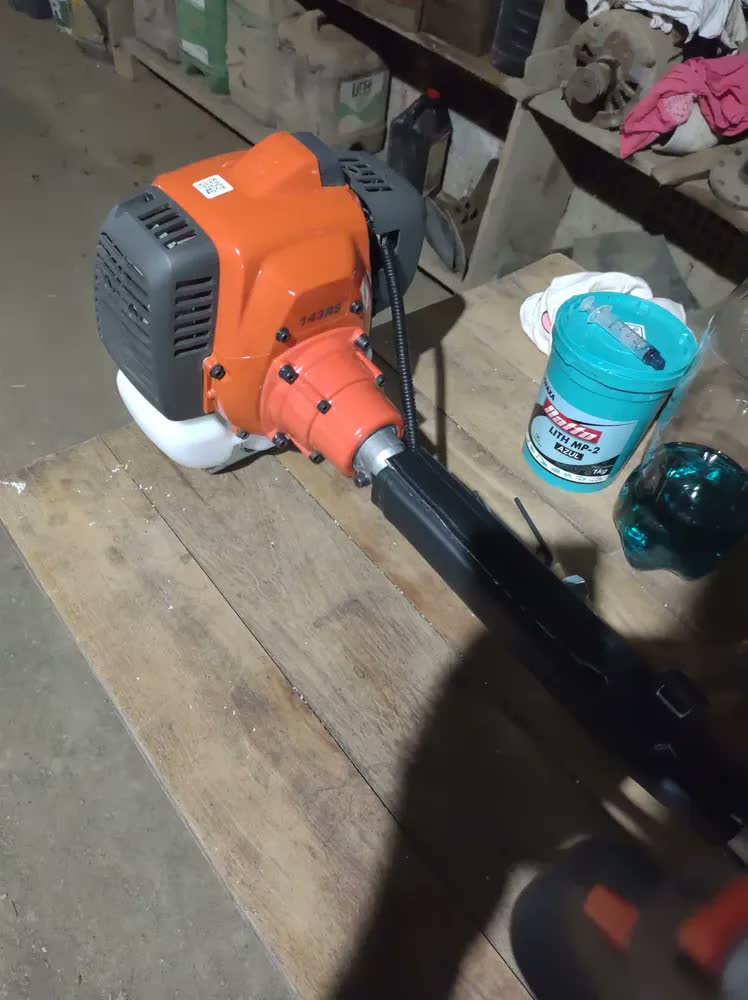foto de Roçadeira Husqvarna 143RS 41,5cc 2T Gasolina Profissional Lateral Com Cabeçote De Nylon Faca 2 Pontas E Cinturão