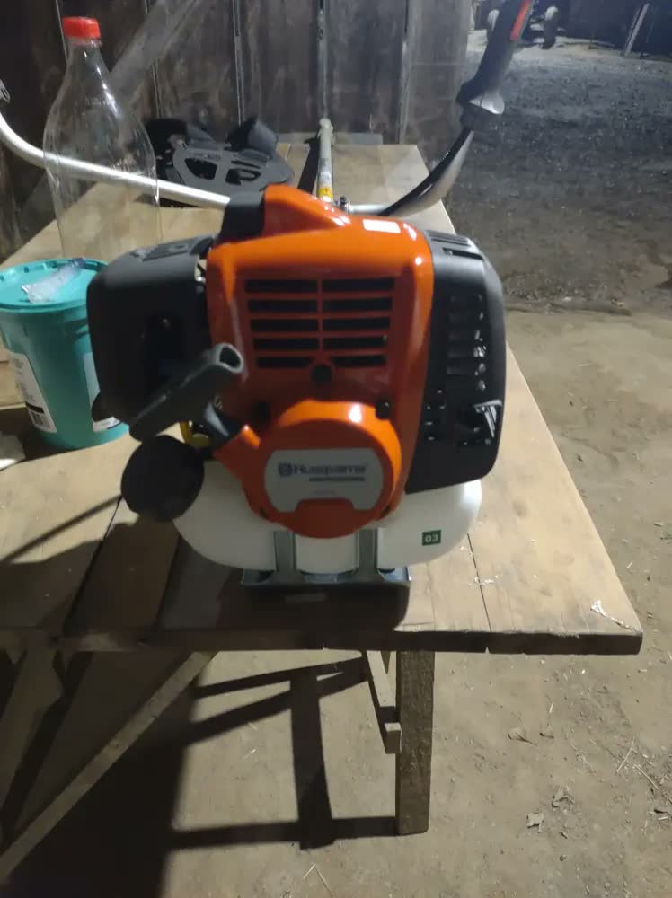 foto de Roçadeira Husqvarna 143RS 41,5cc 2T Gasolina Profissional Lateral Com Cabeçote De Nylon Faca 2 Pontas E Cinturão