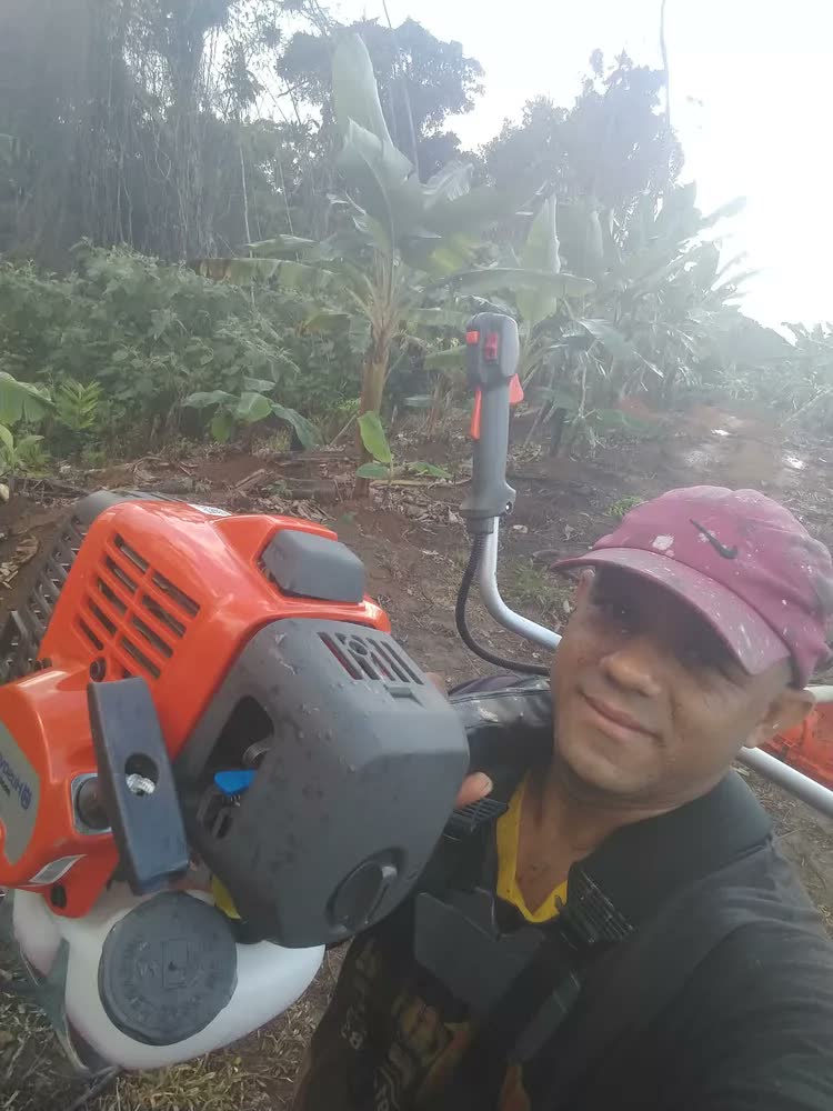 foto de Roçadeira Husqvarna 143RS 41,5cc 2T Gasolina Profissional Lateral Com Cabeçote De Nylon Faca 2 Pontas E Cinturão