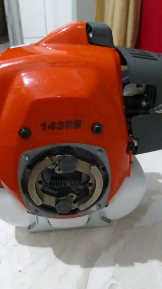 foto de Roçadeira Husqvarna 143RS 41,5cc 2T Gasolina Profissional Lateral Com Cabeçote De Nylon Faca 2 Pontas E Cinturão