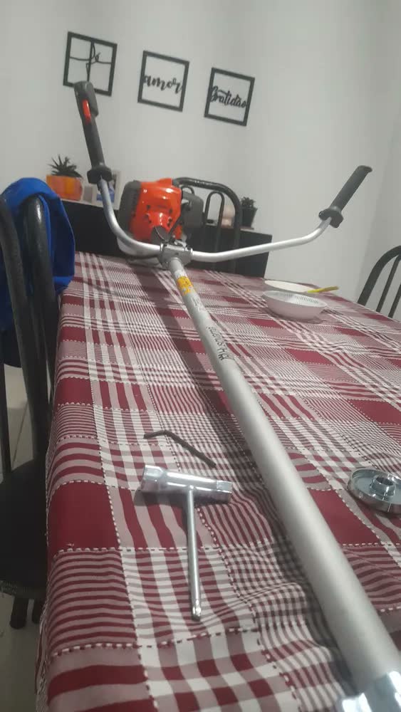 foto de Roçadeira Husqvarna 143RS 41,5cc 2T Gasolina Profissional Lateral Com Cabeçote De Nylon Faca 2 Pontas E Cinturão