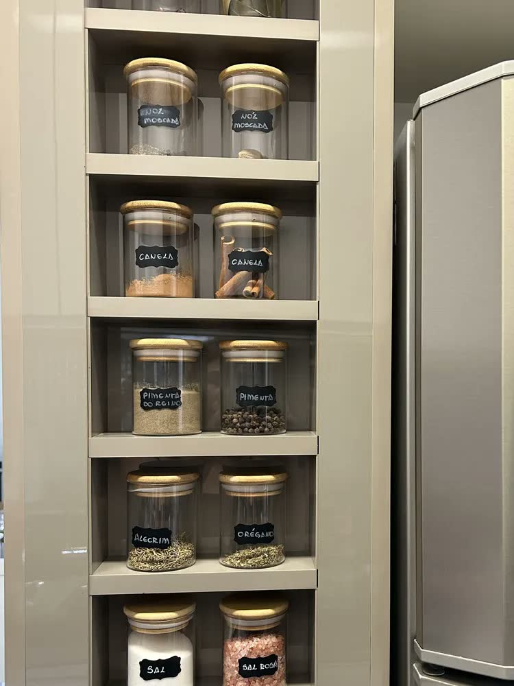 foto de Kit com 6 Potes Organizadores de Vidro de 200ml 4Fitness, Tampa em Bambu, Vedação Hermética, Porta Temperos, Acompanha Etiquetas e Caneta