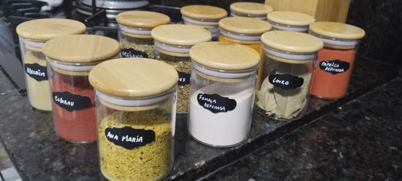 foto de Kit com 6 Potes Organizadores de Vidro de 200ml 4Fitness, Tampa em Bambu, Vedação Hermética, Porta Temperos, Acompanha Etiquetas e Caneta