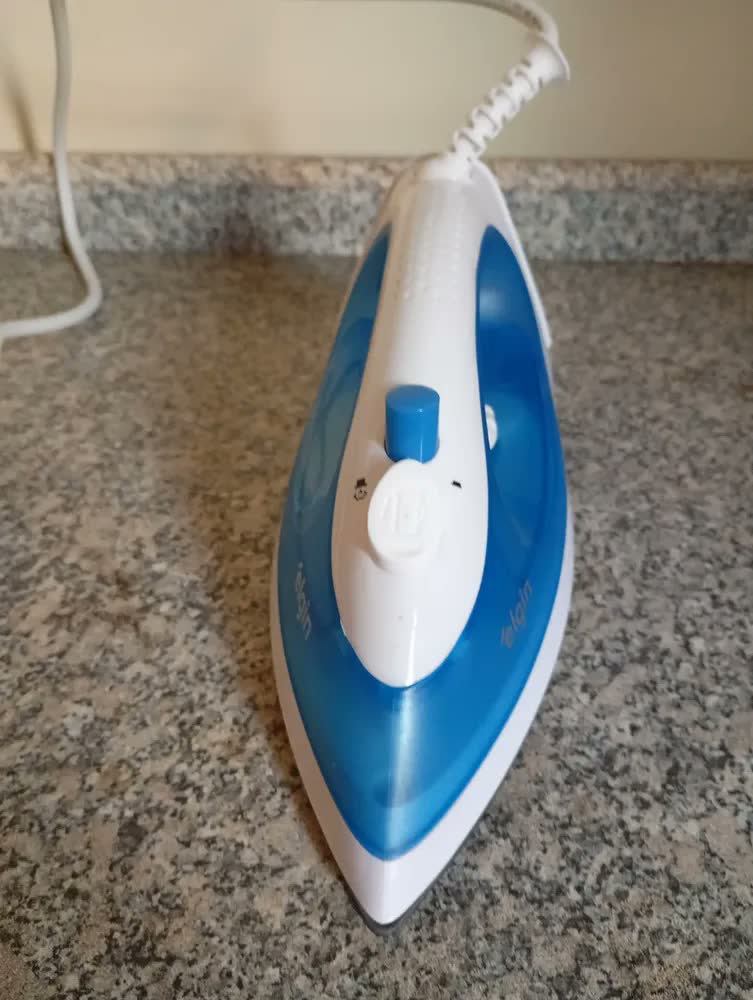 foto de Ferro De Passar Iron Press 110v Elgin - Base Antiaderente Azul-claro